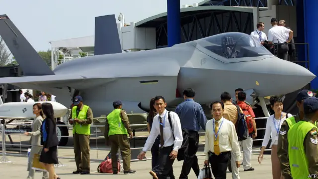 Los problemas del sofisticado F-35 marcaron la feria.