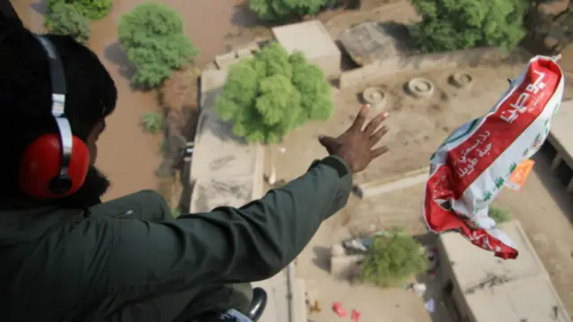 ملتان کے نواح میں سیلابی پانی میں پھنسے افراد کو ہیلی کاپٹروں کی مدد سے امداد فراہم کی جار ہی ہے