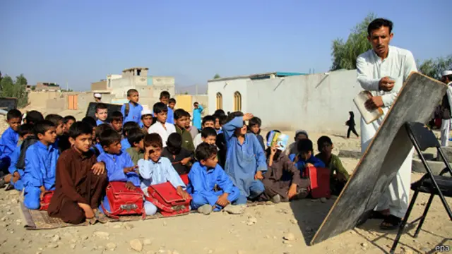 ځايي رسنيو راپور ورکړی، چې طالبانو د ۲۰ ښوونځيو دروازې د ښوونکو او زده کوونکو پر مخ تړلې دي