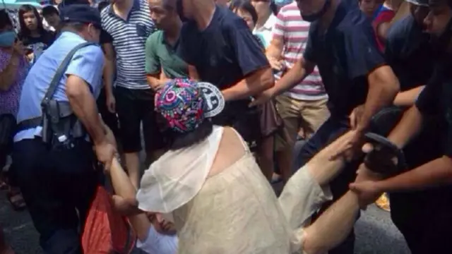 从网络图片中看到警方与示威者发生冲突（网络图片）