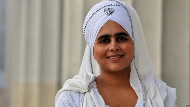 مندیپ کور برطانوی مسلح افواج کی سکھ ایسوسی ایشن میں مذہبی پیشوا ہیں اور فوج میں شامل سکھوں کے دینی فرائض کی ادائیگی اور مسائل میں ان کی رہنمائی کرتی ہیں۔ 