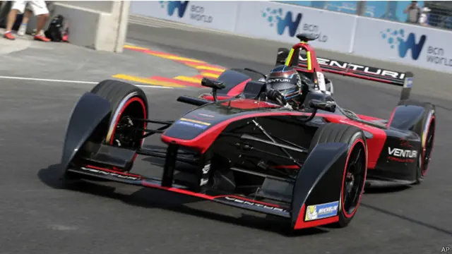 كان هايدفيلد قد نجح في التقدم من الموقع الـ 17 الى الموقع الثاني عندما وقع الحادث