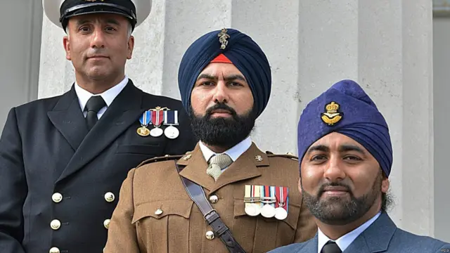 وزارتِ دفاع کی تصویر میں بحیرہ کے لیفٹنٹ دیو سنگھ چیمہ، بحری فوج کے کپتان سرتاج سنگھ گوگنہ اور فضائیہ کے سکواڈرن لیڈر منجیت سنگھ گھتورا جو 12 ستمبر کو سرنگڑھی کی جنگ کی یاد میں منائی گئی تقریب میں شریک ہوئے۔