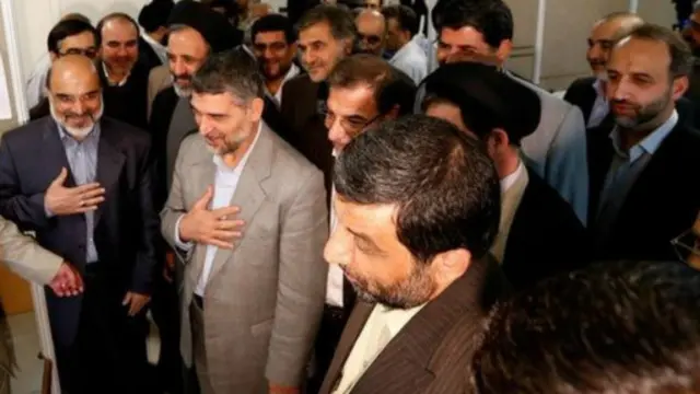 لا يسمح لأي أحد بالاقتراب من آية الله بل وحتى تقبيله