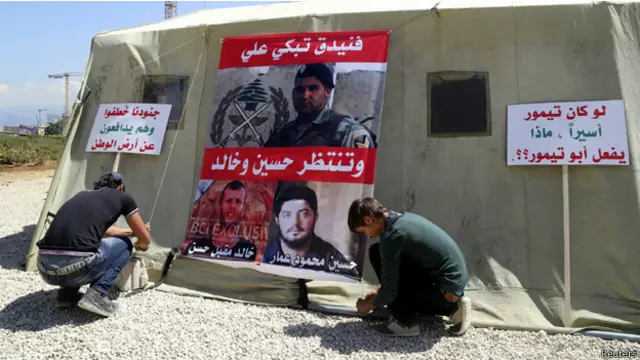 خطف المسلحون عشرات العسكريين اللبنانيين.