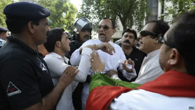 پاکستان تحریکِ انصاف کے صوبہ خیبر پختون خوا کے صدر اعظم سواتی اور نائب صدر شبلی فراز کو حراست میں لے کر مارگلہ تھانے منتقل کیا گیا ہے: پولیس