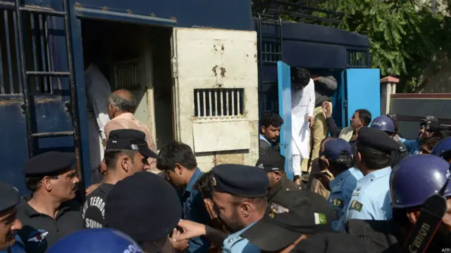 اسلام آباد میں ہفتے کو پاکستان تحریک انصاف اور پاکستانی عوام تحریک کے سو سے زیادہ کارکنوں کو عدالت کے سامنے پیش کر کے پولیس نے ان کو چودھ دن کا جوڈیشٹ ریمانڈ حاصل کیا۔