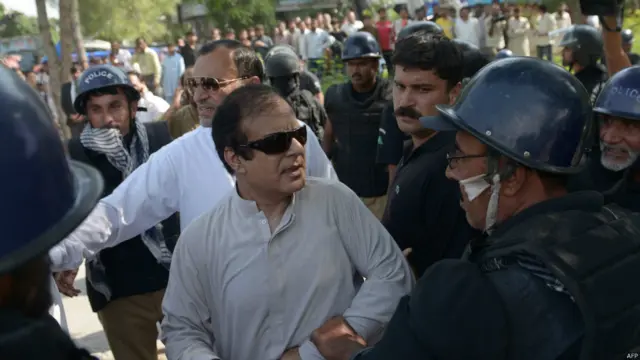 تحریک انصاف نے تمام کارکنوں کی رہائی تک حکومت سے کسی قسم کے مذاکرات نہ کرنے کا اعلان کیا ہے۔