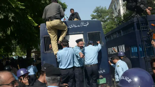 آئی جی اسلام آباد اس موقع پر پولیس کی بھاری نفری موجود تھی جو تحریک انصاف کے کارکنوں کو بار بار خبردار کرتے رہے۔ 