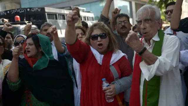 اس موقع پر احتجاج کرنے والوں میں سابق بیروکریٹ روئیداد خان بھی موجود تھے جو حکومت کے خلاف نعرے بازی کر رہے تھے۔