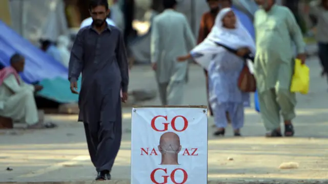 اسلام آباد کے ڈی چوک میں پاکستان عوامی تحریک اور پاکستان تحریک انصاف کے دھرنوں کو ایک ماہ ہو گیا ہے اور یہ دھرنے ابھی تک جاری ہیں۔