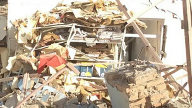 نه روز پس از حمله، حالا تکه و پاره های آثار تاریخی موزه غزنی و کاغذپاره های کتابخانه غزنی کم کم از زیر خاک سر برمی آورند
