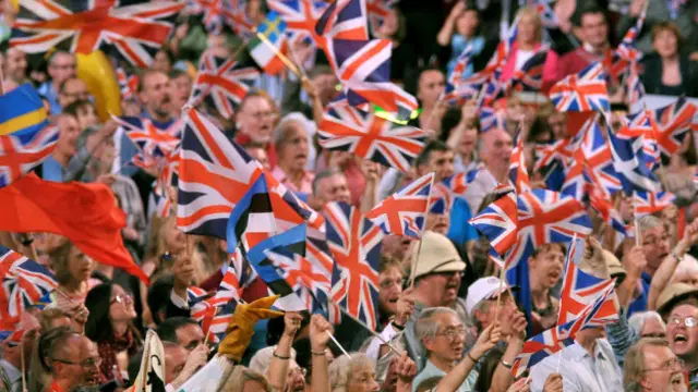 BBC“逍遥音乐会最后一夜”的观众们挥舞旗帜