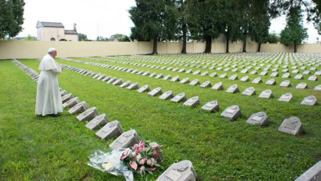 Papa Francisco visita cemitério na Itália (foto: AP)