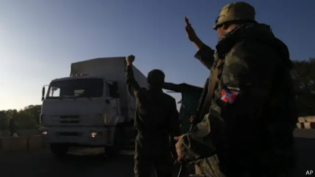 عبرت عشرات الحافلات الروسية الحدود إلى شرقي أوكرانيا. 