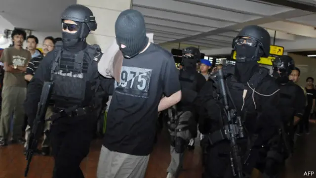 Aparat Densus 88 menangkap terduga teroris yang berlatar etnis Uighur di wilayah Poso, Sulteng, beberapa saat lalu.