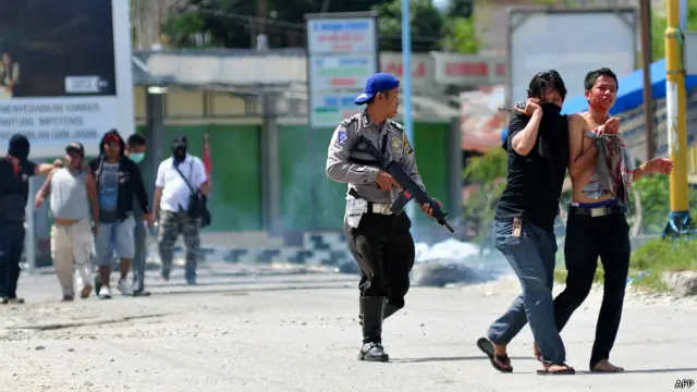 Polisi dalam penggerebekan teroris sebelumnya di Poso.