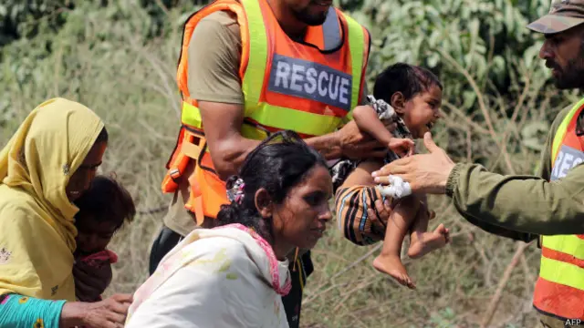  ہیلی کاپٹروں کے ذریعے متاثرین کو خوراک بھی فراہم کیا جا رہا ہے