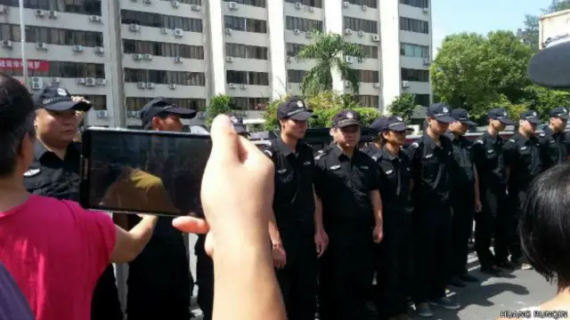 博羅示威群眾拍攝在縣政府門前列隊布防的警員(網友黃潤勤提供照片14/9/2014)