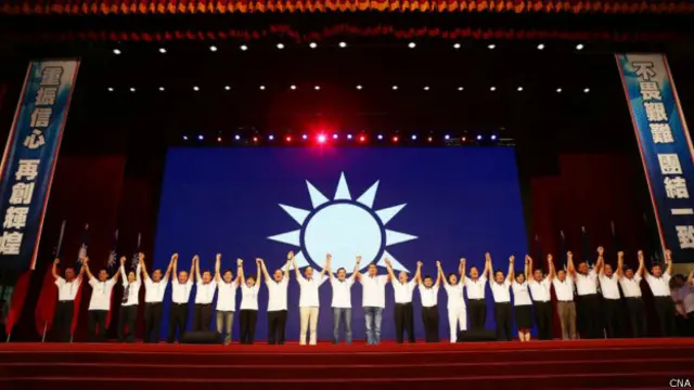 國民黨主席馬英九（左11）在嘉義國民黨大會上領軍誓師（台灣中央社圖片14/9/2014）