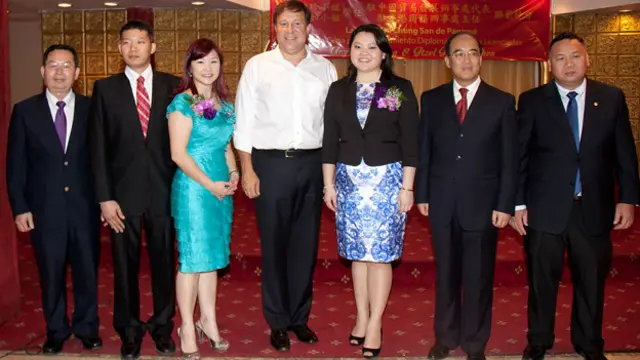 巴拿马总统巴雷拉与林锦珍（右三）、贺洁如（左四）等合影（12/9/2014）