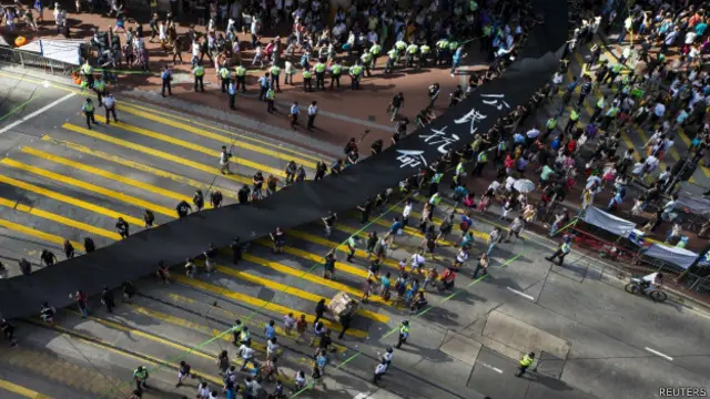 「佔領中環」運動示威者拉著黑布遊行（14/9/2014）