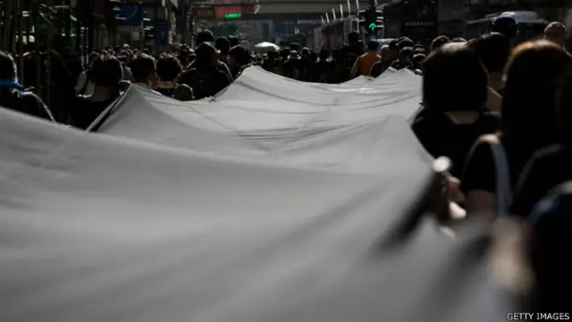 「佔領中環」運動示威者拉著黑布遊行（14/9/2014）