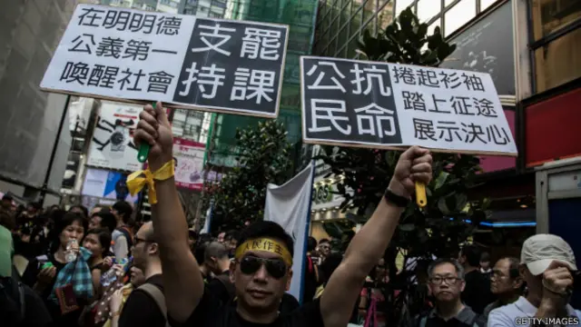 一名「佔領中環」運動示威者舉起標語牌聲援學界罷課（14/9/2014）