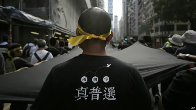 一名「佔領中環」運動示威者身穿「真普選」上衣遊行（14/9/2014）