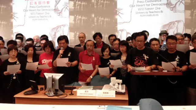 香港大專院校學者身穿黑衣宣讀支持「真普選」聲明（BBC中文網圖片14/9/2014）