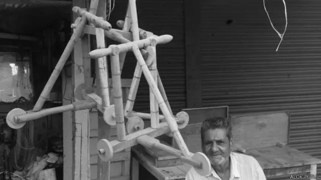 खिलौना गाड़ी