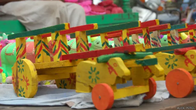 लकड़ी की खिलौने वाली बैलगाड़ी