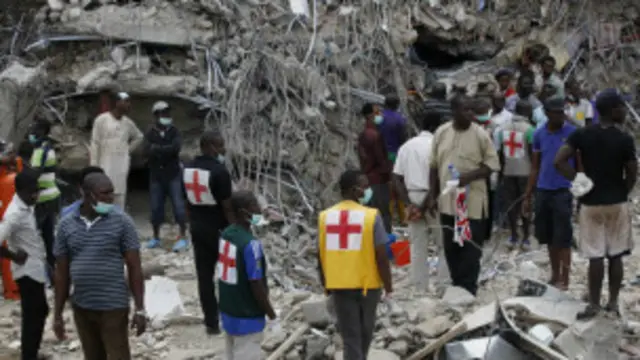 Abajejwe gutabara n'abandi bantu bari mu bibomoka vy'igorofa yahenutse Lagos