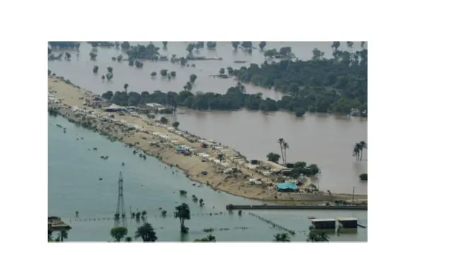 پاکستان فوج نے ملتان اور مظفر گڑھ کے سیلاب سے متاثرہ علاقوں سے 3000 افراد کو محفوظ مقامات تک منتقل کر دیا ہے۔ 