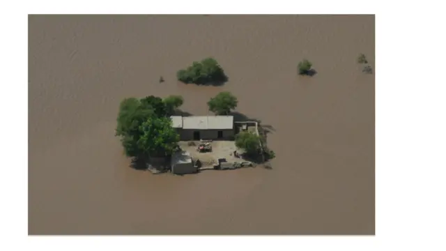 سیلاب سے لاکھوں افراد متاثر ہیں جبکہ سیلاب کے پانی میں پھنسے لوگوں تک امداد پہنچانے کا سلسلہ جاری ہے۔ 