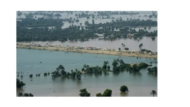 گذشتہ ہفتے ہونے والی طوفانی بارشوں کے بعد دریائے چناب میں شدید سیلابی کیفیت پیدا ہوگئی ہے جس سے پنجاب کے مختلف علاقوں میں حالات بہت خراب ہیں اور وسیع رقبہ زیرِ آب آ چکا ہے۔ 