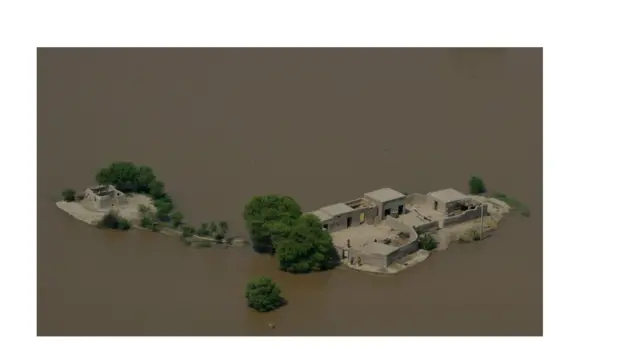 ملتان کے مضافات میں واقع اس مقام پر لوگ پانی سے گھِرے ہوئے ہیں جہاں 14 ستمبر کو کم از کم 17 افراد سیلاب کی نظر ہوئے۔ 