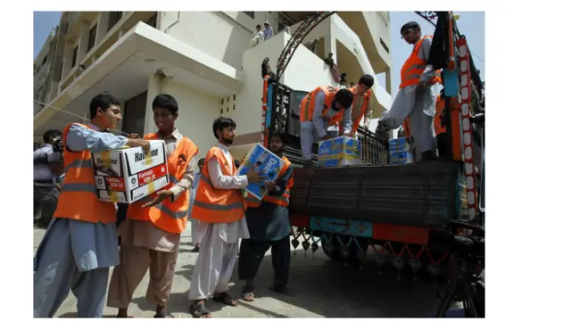 کراچی میں اسلامی چیرٹی گروپ فلاحِ انسانیت فاؤنڈیشن کے کارکن سیلاب متاثرین کے لیے امدادی سامان لیے جا رہے ہیں۔