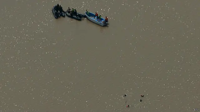 فوج اور بحریہ کے غوطہ خوروں نے 17 افراد کی لاشیں نکال لی ہیں جبکہ بہت سے دیگر افراد کو زندہ بچا لیا گیا ہے