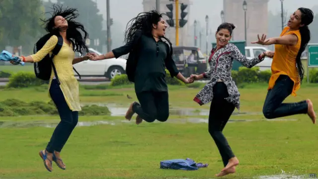 इंडिया गेट के समीप बारिश का आनंद लेतीं लड़कियां.