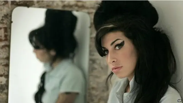 ایمی وائن ہاؤس کا ستائیس سال کی عمر میں شراب نوشی کی کثرت کے باعث انتقال ہوا تھا۔ 