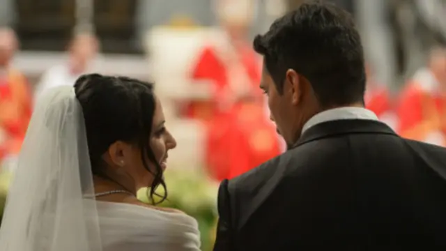 پاپ ماه گذشته افرادی را که بدون ازدواج زندگی مشترک داشتند به عقد هم درآورد با اینکه این کار در مذهب کاتولیک پذیرفته نیست