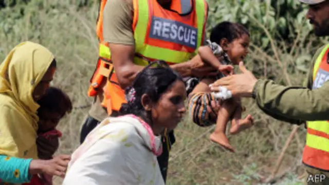 پنجاب کے جنوبی علاقوں میں اس وقت سیلاب کا زور ہے جہاں سے لوگوں کو محفوظ مقامات پر منتقل کیا جا رہا ہے