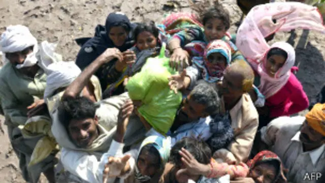 زیرآب علاقوں میں پھنسے افراد تک ہیلی کاپٹروں اور کشتیوں کے ذریعے امداد پہنچائی جا رہی ہے