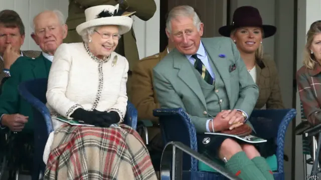 Rainha Elizabeth 2ª e o príncipe Charles na Escócia (foto: Getty)