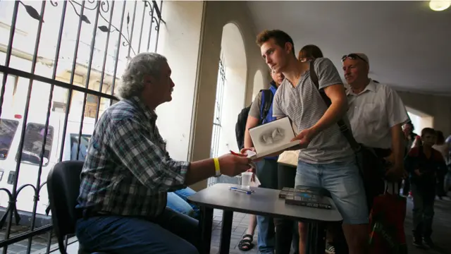 Щоб отримати автограф Василя Шкляра, декому доводилося простояти у черзі півгодини.