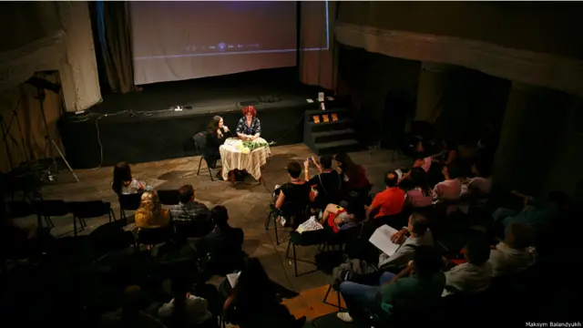 Поетеса Маріанна Кіяновська читає свої вірші у театрі Леся Курбаса.
