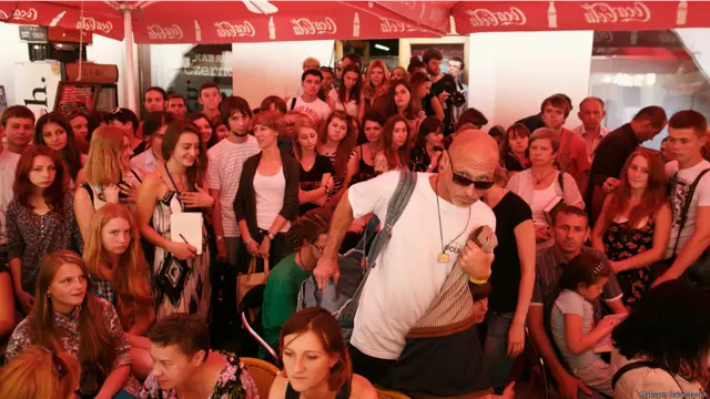 Юрій Іздрик намагається пробратися до сцени крізь шанувальників.