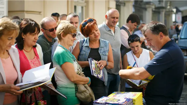 Брати Капранови роздають автографи.