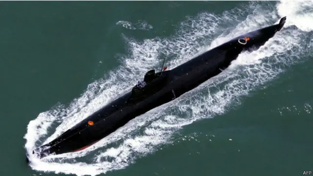 اسطول الغواصات الصغير الذي تملكه كوريا الشمالية مكون بشكل اساس من غواصات قديمة انتجت في الحقبة السوفييتية اضافة الى غواصات صينية محورة